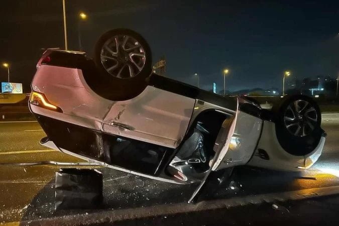 Paula Fernandes sofre acidente e capota carro um dia antes do aniversário