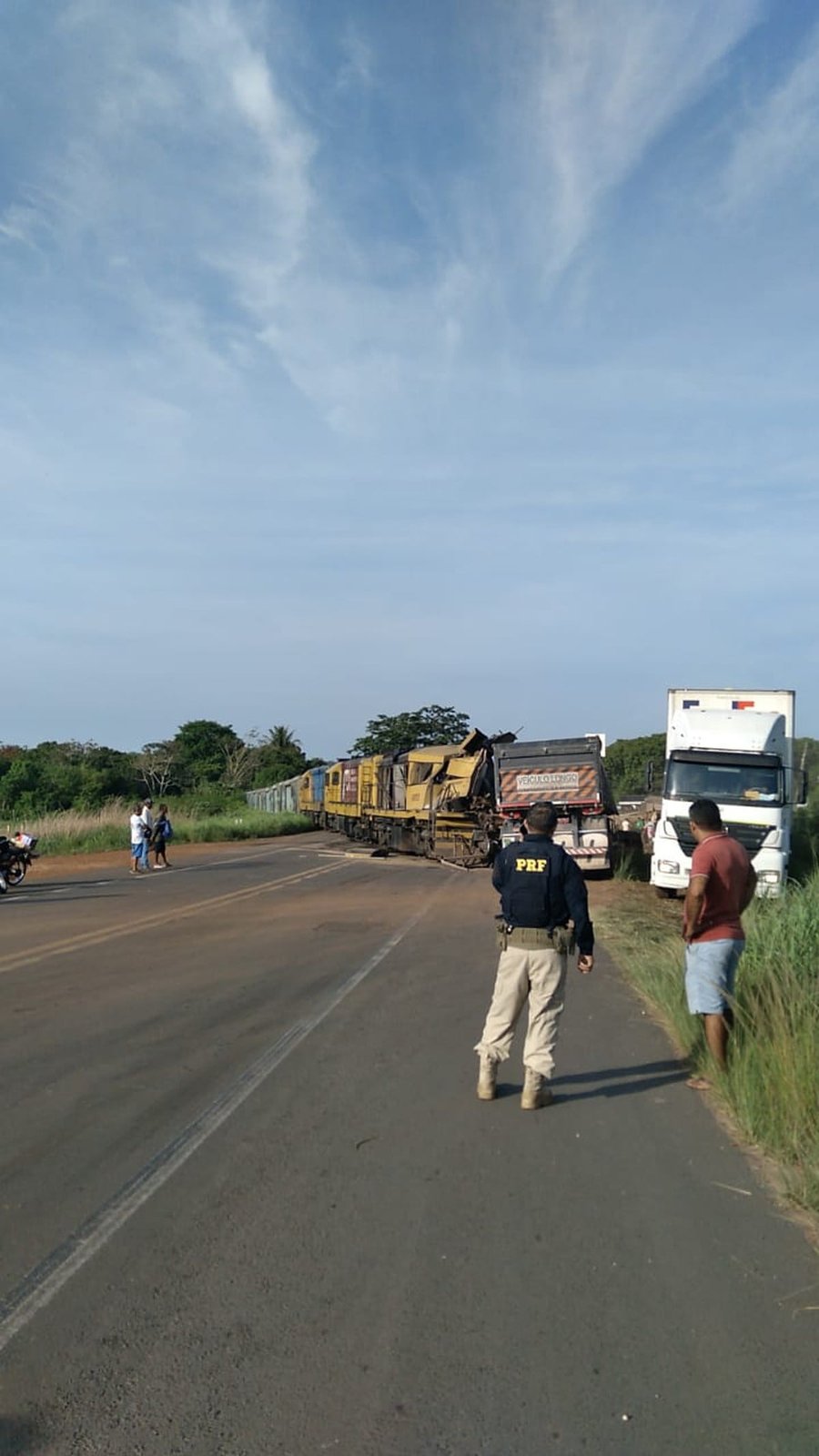 Colisão entre trem e caminhão deixa um morto na BR 343, no Piauí