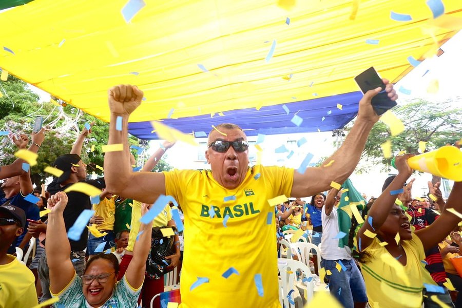 FOTOS: Torcida vibra com vitória do Brasil contra a Coreia do Sul no Centro Histórico de São Luís