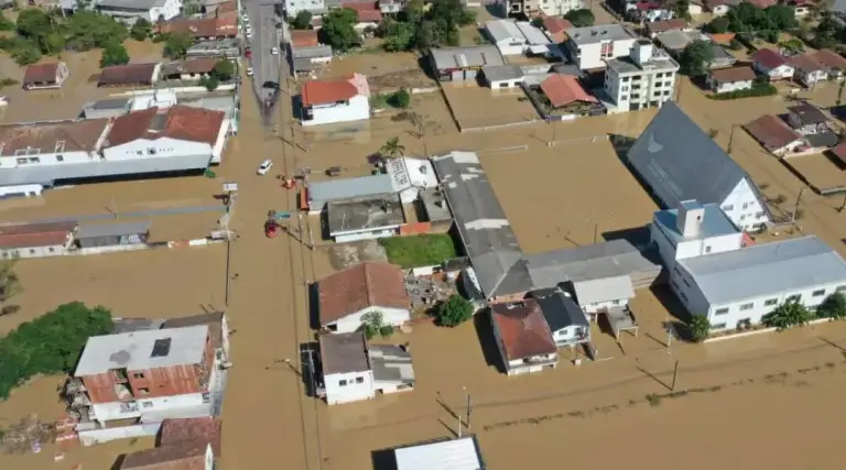 Chuvas levam cidades de Santa Catarina a decretar emergência