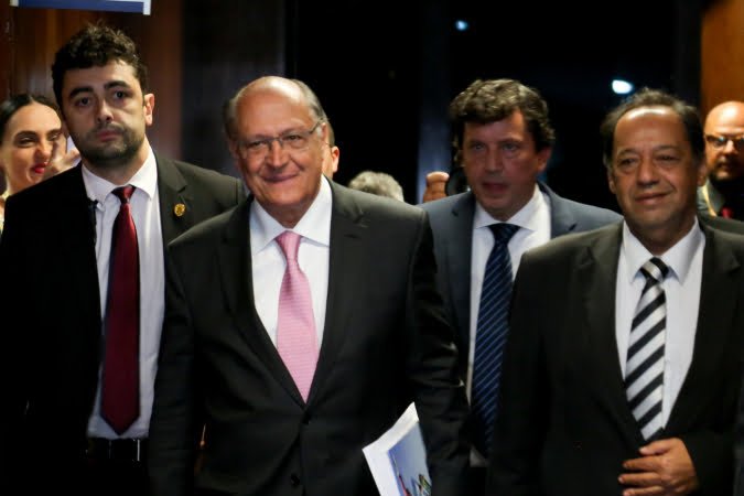 PEC de Transição ameaça contas públicas do Brasil, afirma economista