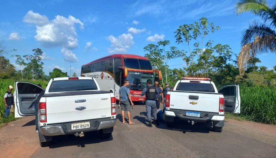 Policiais frustram assalto a ônibus e prendem dois homens na BR 222 no MA