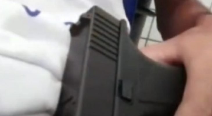 Aluno posta foto com arma na cintura dentro de sala de aula em escola no Maranhão