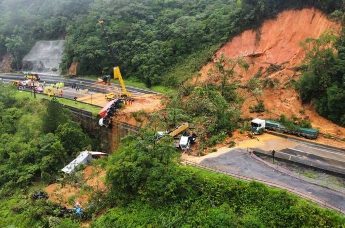 Bombeiros encerram buscas por vítimas de deslizamento no Paraná