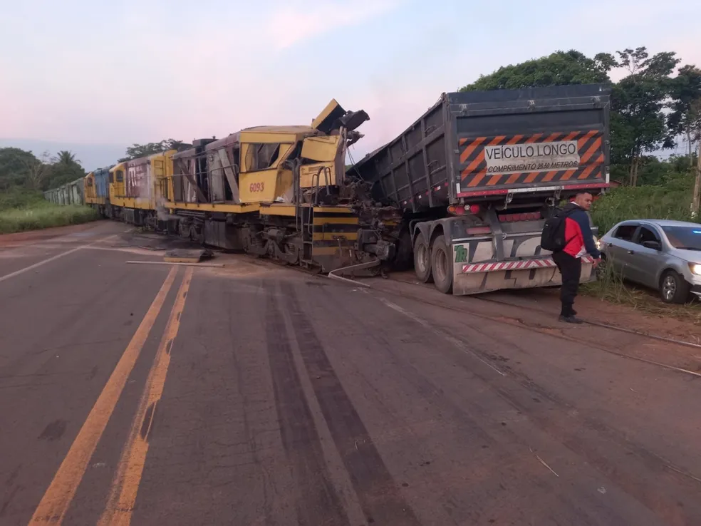 Homem morre preso às ferragens após acidente entre caminhão e trem na BR 343, em Altos