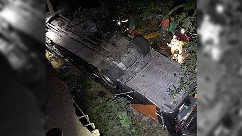 Ônibus com time de futebol cai de ponte e deixa pelo menos quatro mortos na BR 116 em MG