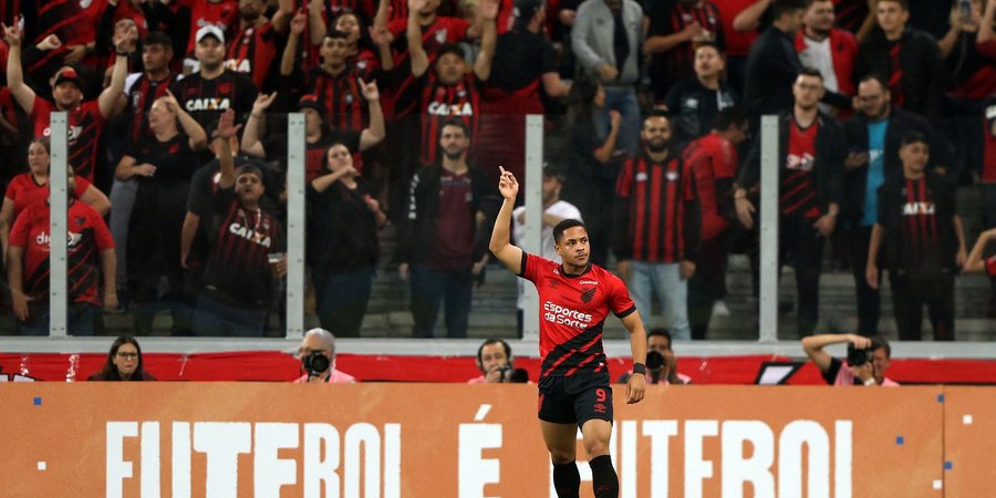 Libertadores: Athletico PR bate Galo por 2 a 1 em clássico brasileiro