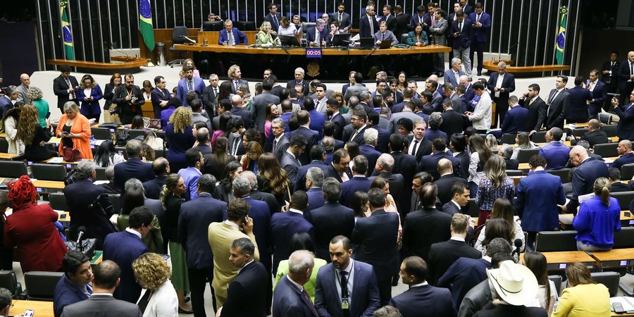 Câmara suspende trechos de decretos de Lula sobre saneamento