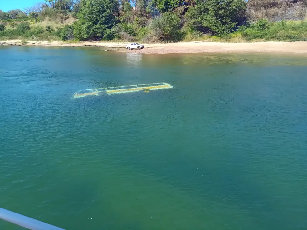 VIDEO: Micro ônibus afunda em rio após cair de balsa no Tocantins