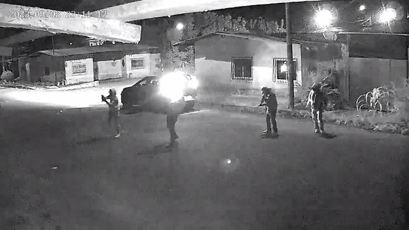 VÍDEO: Bandidos morrem após um deles esquecer de jogar granada para fora do carro durante fuga