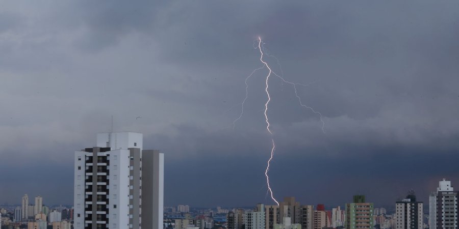 Raio mata banhista de 60 anos em Praia Grande, no litoral paulista