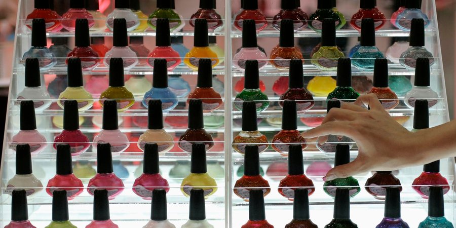 Estudo mostra como glitter usado no carnaval contamina rios e oceanos