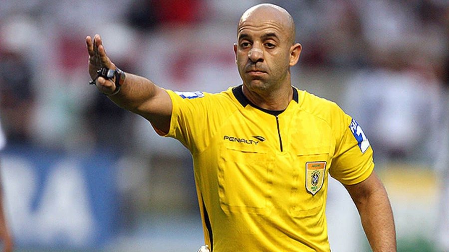 Por qual razão o VAR não interferiu no lance criminoso contra Gustavo Nunes?