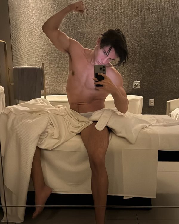 Foto: filho de Bispo Macedo aparece em cliques sensuais na web