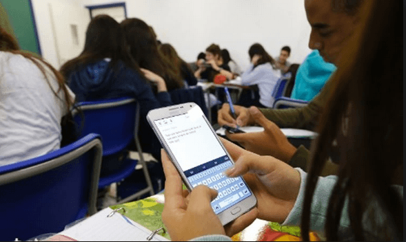 Projeto quer proibir uso de celulares em salas de aula no Maranhão