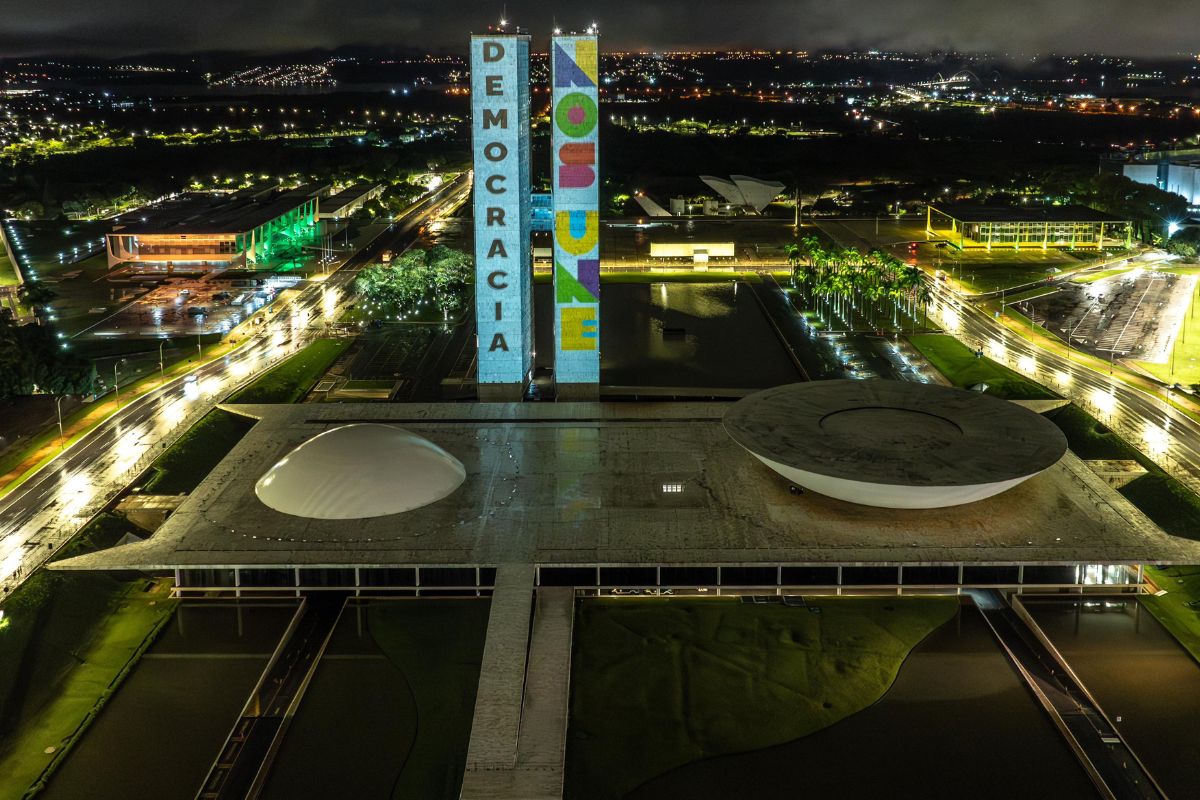 A democracia não revida, aplica a lei (por Gustavo Krause)