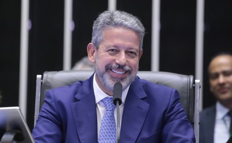 Homenageado no Plenário por deputados de diversos partidos, Arthur Lira diz que voltará ao chão de fábrica