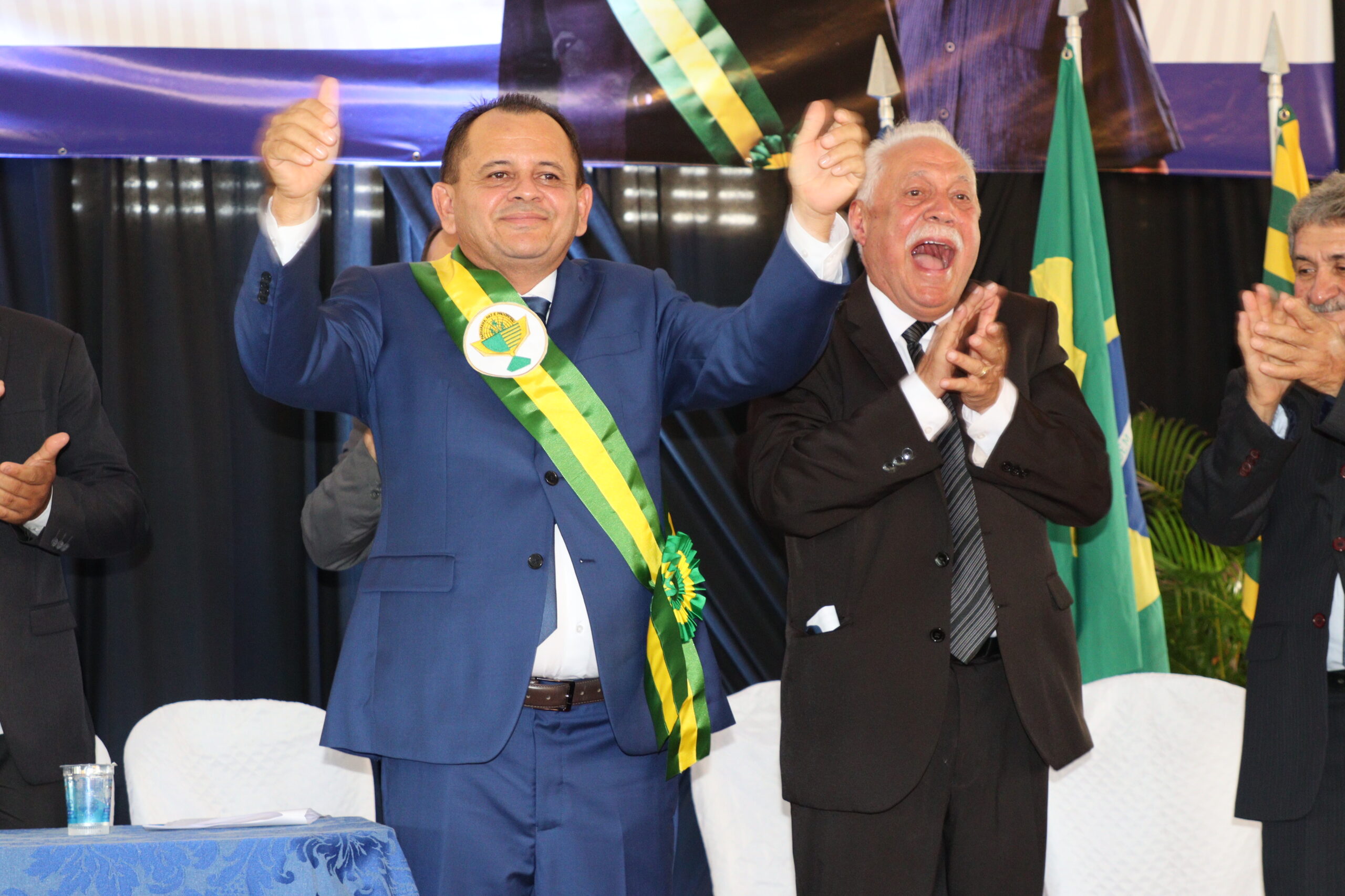 Juvenal Silva toma posse para o primeiro mandato como prefeito de  Parnarama