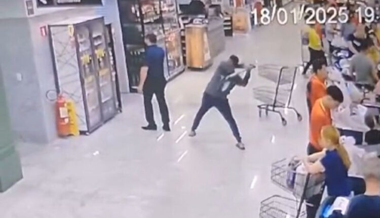 Homem ataca gerente de supermercado com uma pá no MT e é preso