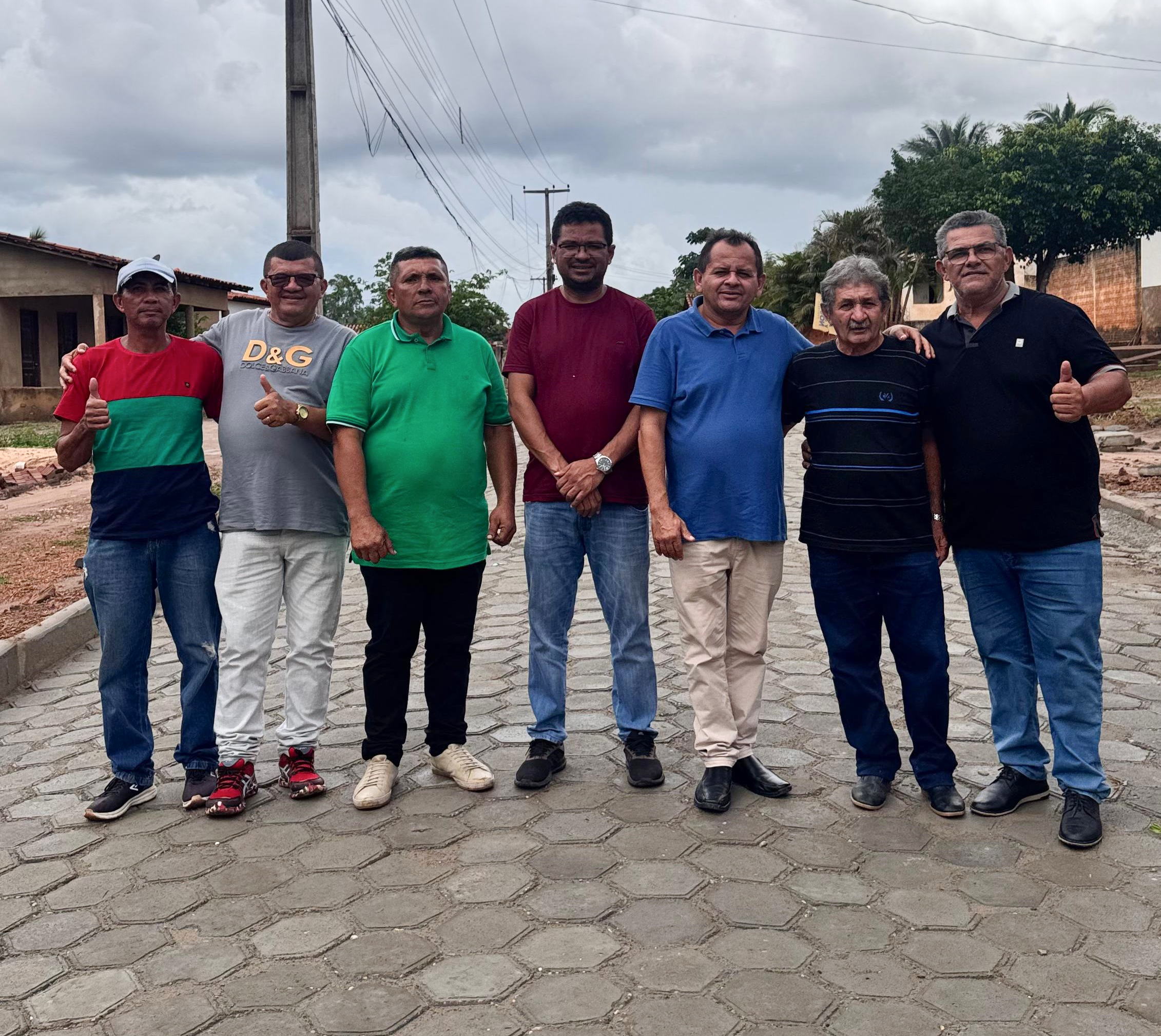 Prefeito Juvenal Silva e vice Zé Washington visitam obras de pavimentação no povoado Paiol do Centro