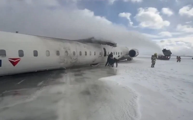 Avião capota durante pouso no Canadá e deixa feridos