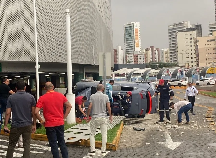 Motorista perde controle e cai com carro do terceiro andar de estacionamento de shopping em Fortaleza