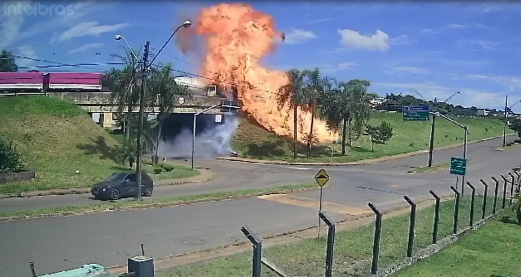 Caminhão-tanque explode após colisão e causa incêndio de grandes proporções no PR