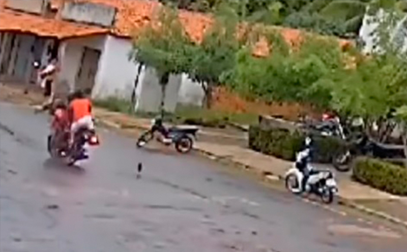Câmera de segurança registra colisão frontal entre duas motos em Aldeias Altas-MA
