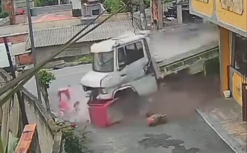 Caminhão desgovernado atinge bar e derruba muro em cidade de SP