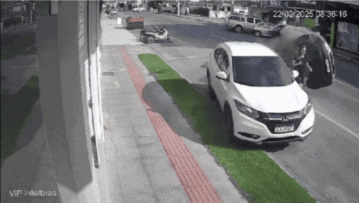 Mulher escapa por pouco de ser atingida por carro em SC