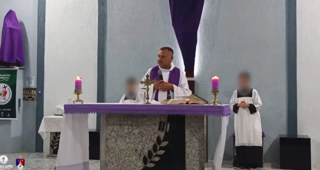 Mulher é morta e transmissão ao vivo de igreja captura som de tiros; veja o vídeo