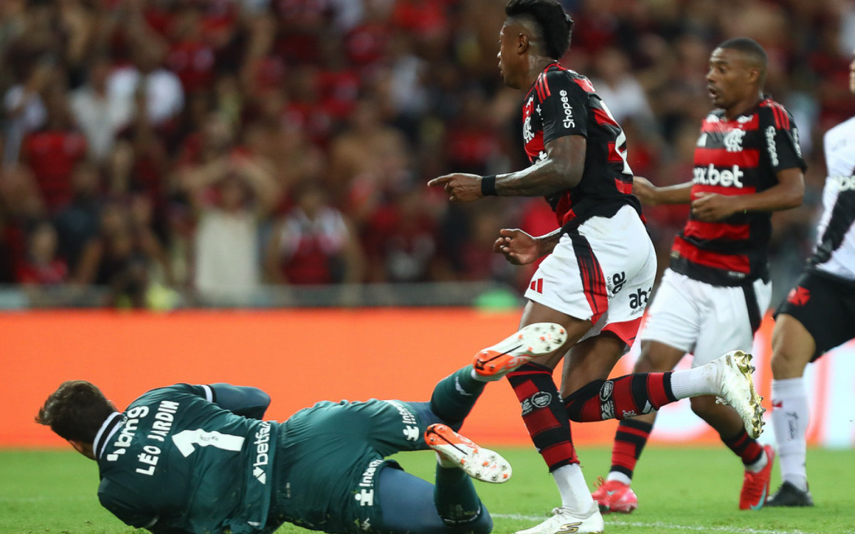 Flamengo vence o Vasco de virada e chega à final do Carioca pela sétima vez consecutiva