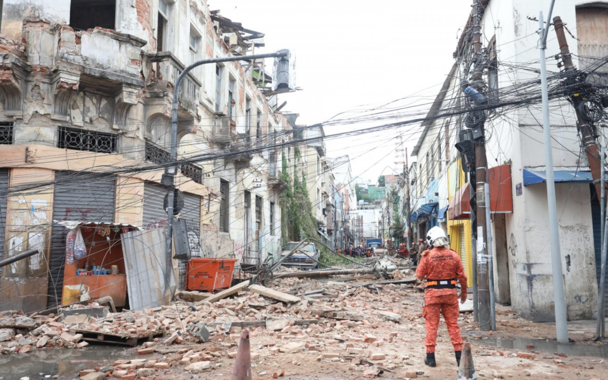 Homem morre após desabamento de casarão no RJ