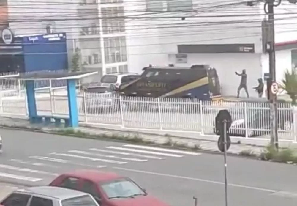 Criminosos armados tentam roubar carro-forte em agência bancária na PB