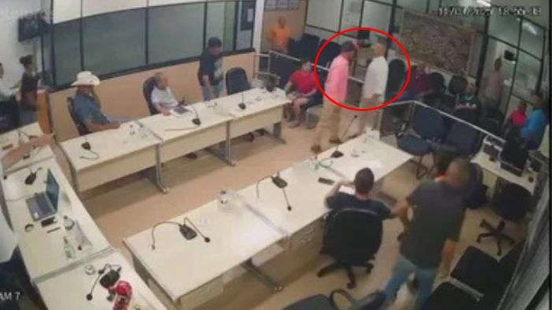 Vereadores trocam socos e empurrões no plenário de cidade no Paraná; veja