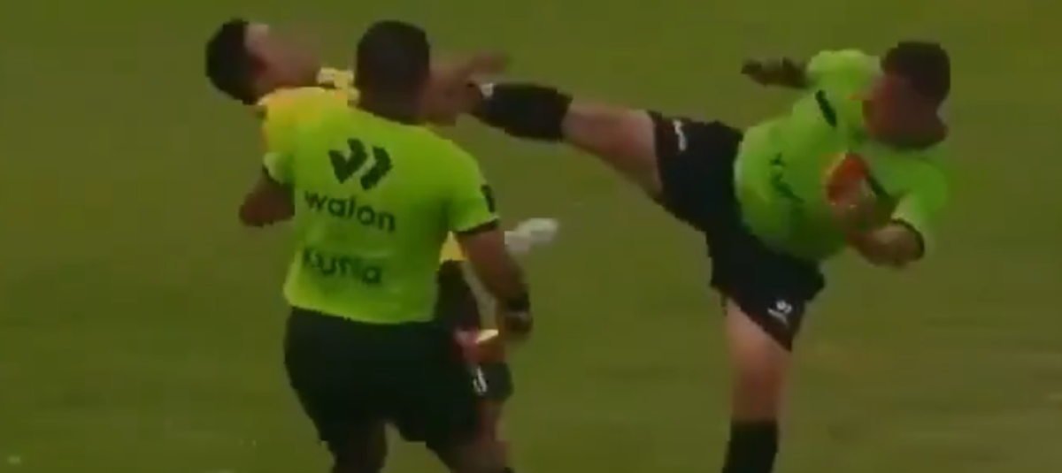 Árbitro acerta chute no rosto de membro de comissão técnica; veja o vídeo