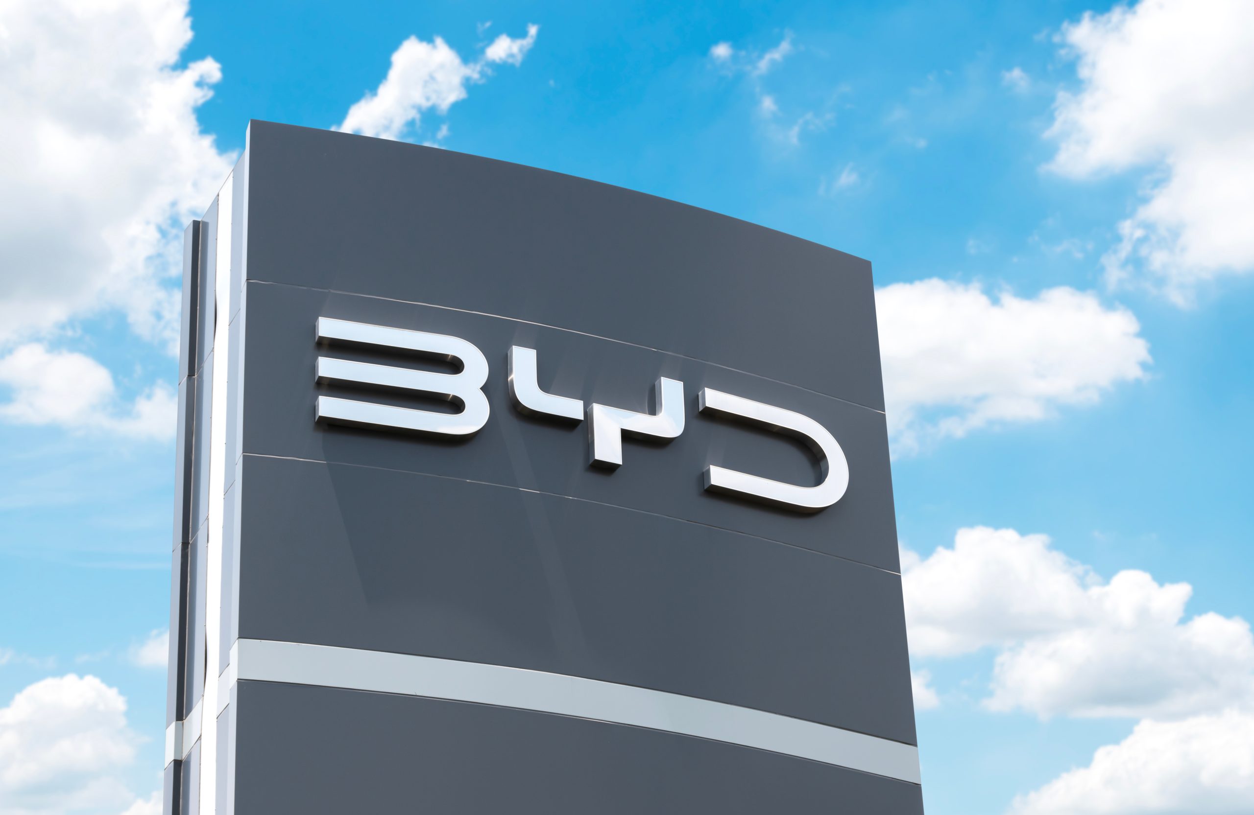 BYD desbanca Tesla e assume liderança global no mercado de veículos elétricos
