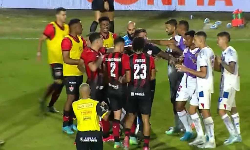 Confusão e polêmica marcam final do Baianão entre Bahia e Vitória