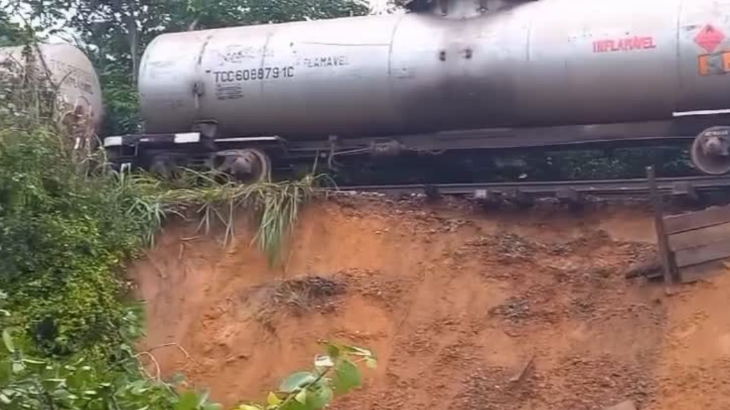 Trem com carga de combustíveis fica preso ao atravessar Ponte no Maranhão