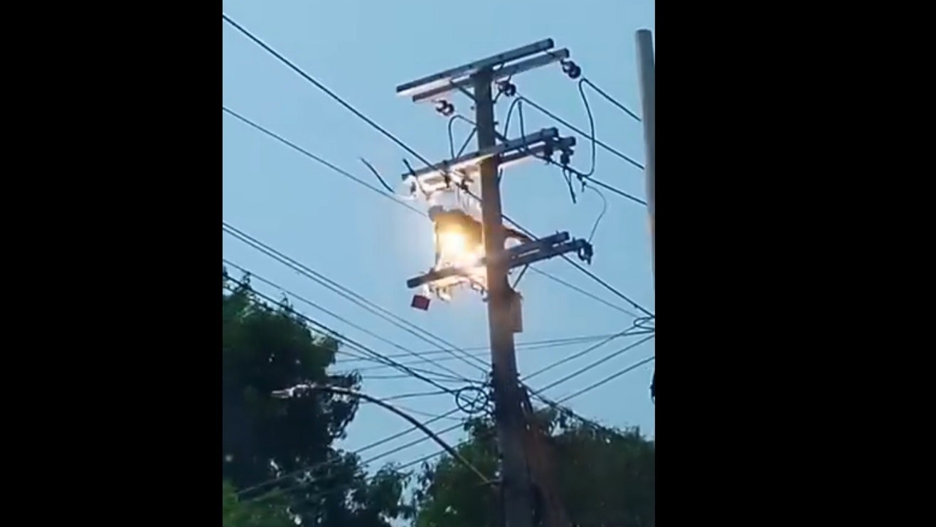 Homem sofre descarga elétrica ao tentar roubar cabos de poste; veja o vídeo