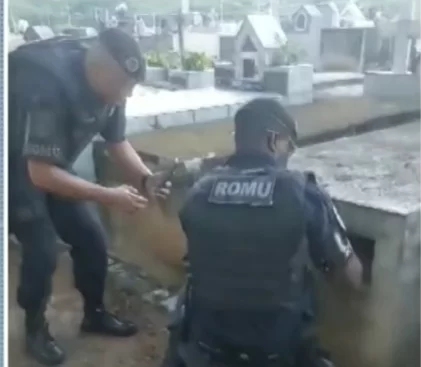 Suspeito de roubo se esconde em túmulo de cemitério para escapar da polícia; veja o vídeo
