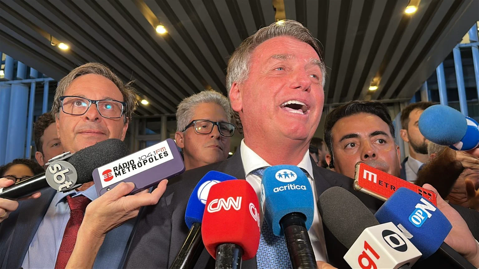 Bolsonaro é interrompido por trompetista tocando Marcha Fúnebre durante coletiva; vejo o vídeo