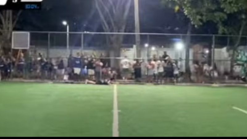 Homem morre e outro fica ferido após tiroteio durante partida de futebol no RJ; veja o vídeo