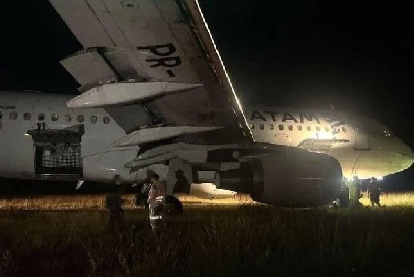 Avião da Latam sai da pista ao pousar em Chapecó