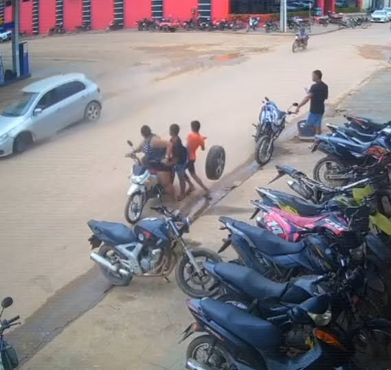 Pneu se solta de carro e quase atinge criança no Pará