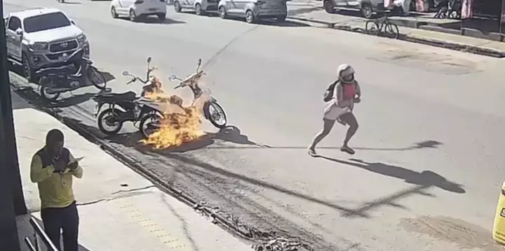 Mulher ateia fogo em moto e  sai correndo no Pará