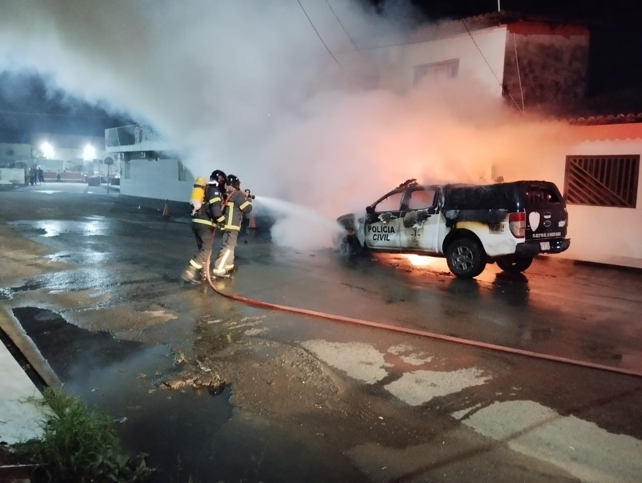 Integrantes de facção criminosa incendeiam viatura da Polícia Civil no Maranhão