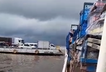 Colisão entre balsas assusta passageiros no Encontro das Águas em Manaus