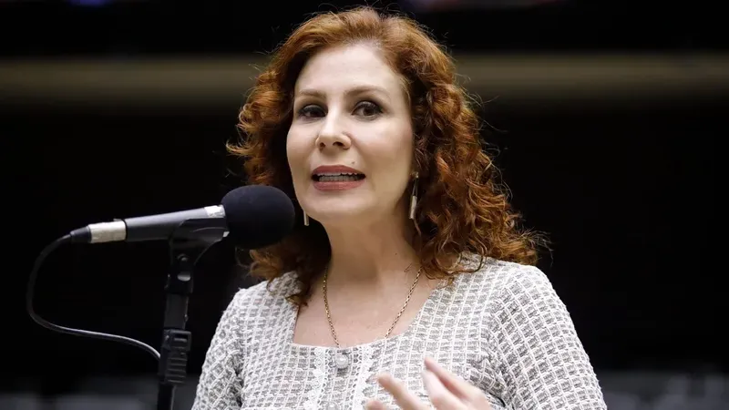 Carla Zambelli é incluída na lista vermelha da Interpol