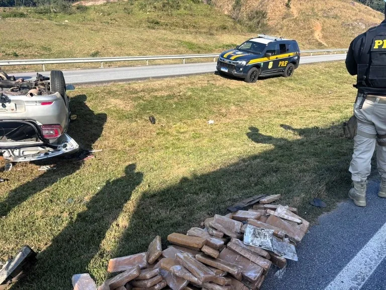 Motorista foge da PRF com 97 kg de maconha e capota carro após perseguição em SC